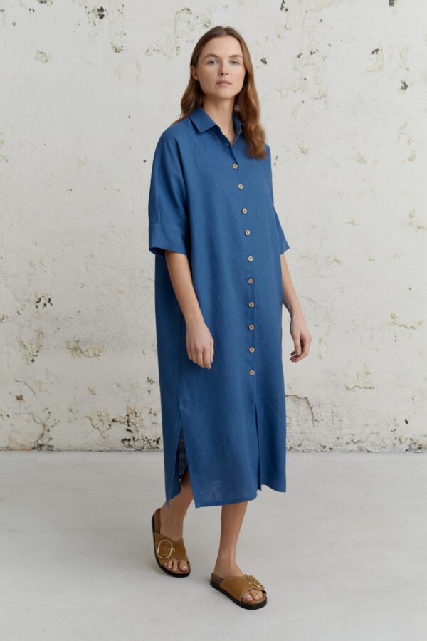 Marškininio stiliaus suknelė su skeltukais – stilingas ir patogus pasirinkimas kasdieniam dėvėjimui.