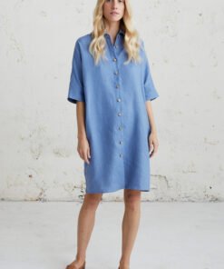 Marškininio tipo lininė suknelė mėlyna – elegantiška ir patogi suknelė šiltam orui.