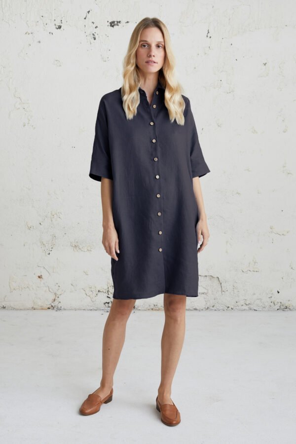 Marškininio tipo lininė suknelė pilka – lengva ir stilinga suknelė šiltam orui.