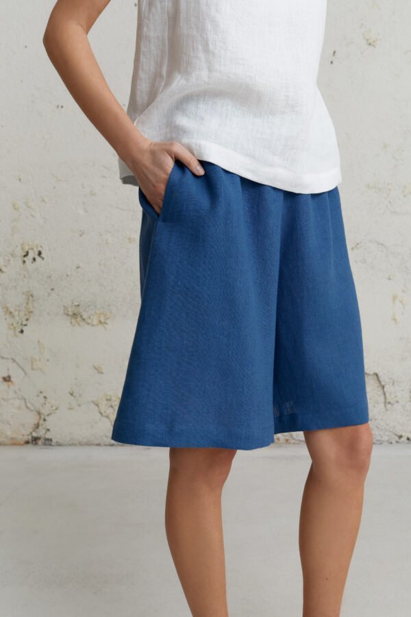 Natūralios medžiagos mėlyni šortai, skirti kasdieniam dėvėjimui.