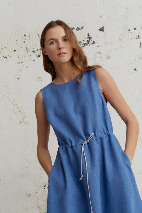 Minimalistinė lininė suknelė su išskirtine nugaros detale – subtilus ir stilingas dizainas.