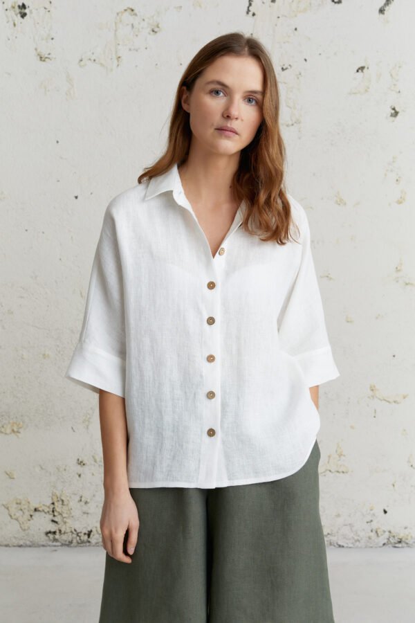 Oversized lininiai marškiniai baltos spalvos su sagomis – universalus modelis vasarai.