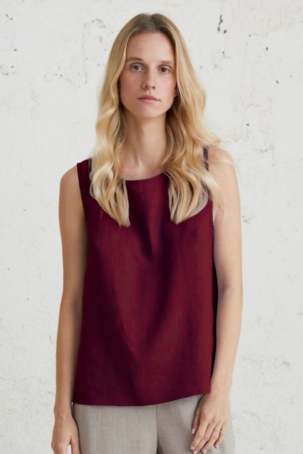 Raudona be rankovių lininė palaidinė – patogus ir stilingas pasirinkimas šiltoms dienoms, kuriame dera laisvumas ir spalvinis išraiškingumas.