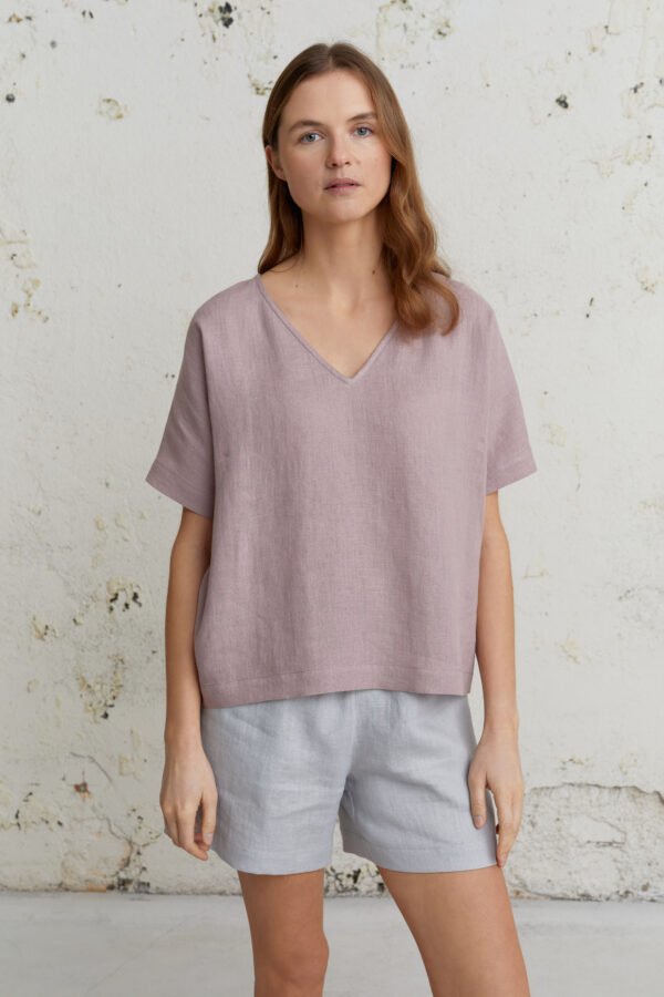 Patogūs trumpi lininiai šortai šviesiai pilkos spalvos su violetine palaidine – tvarus ir stilingas pasirinkimas.