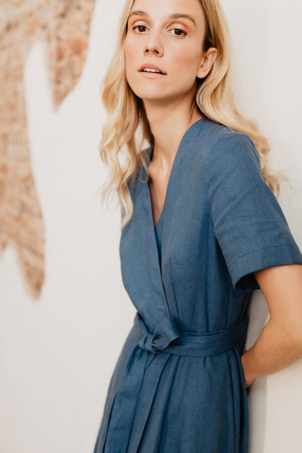 Autentiškos rankų darbo lininės suknelės moterims – siūtos su meile ir dėmesiu detalėms, puoselėjančios natūralumą bei kokybę.