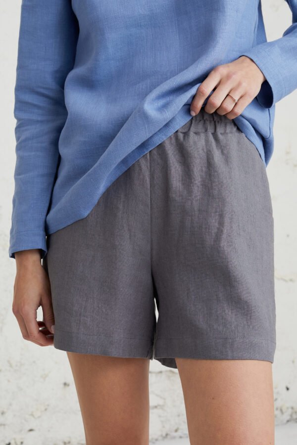 Pilkos spalvos lininiai šortai su elastine guma – patogus modelis kasdieniam nešiojimui.