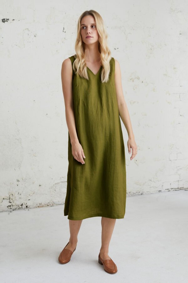 Žalia suknelė be rankovių, lengvai krentanti ir idealiai tinkanti kasdieniams deriniams.
