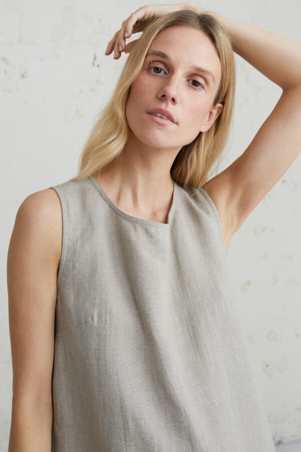 Paprasta suknelė moterims be rankovių komfortiška ir patogi kasdienai