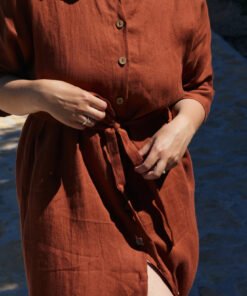 Suknelė su sagomis ir dirželiu raudona – stilinga ir elegantiška apranga ypatingoms progoms.