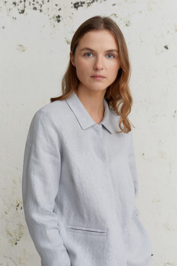 Moteriškas švarkas iš lino su paslėptu spaudžių užsegimu