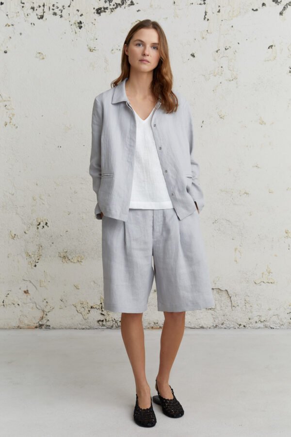 Šviesiai pilkas švarkas lengvai priderinamas prie šortų