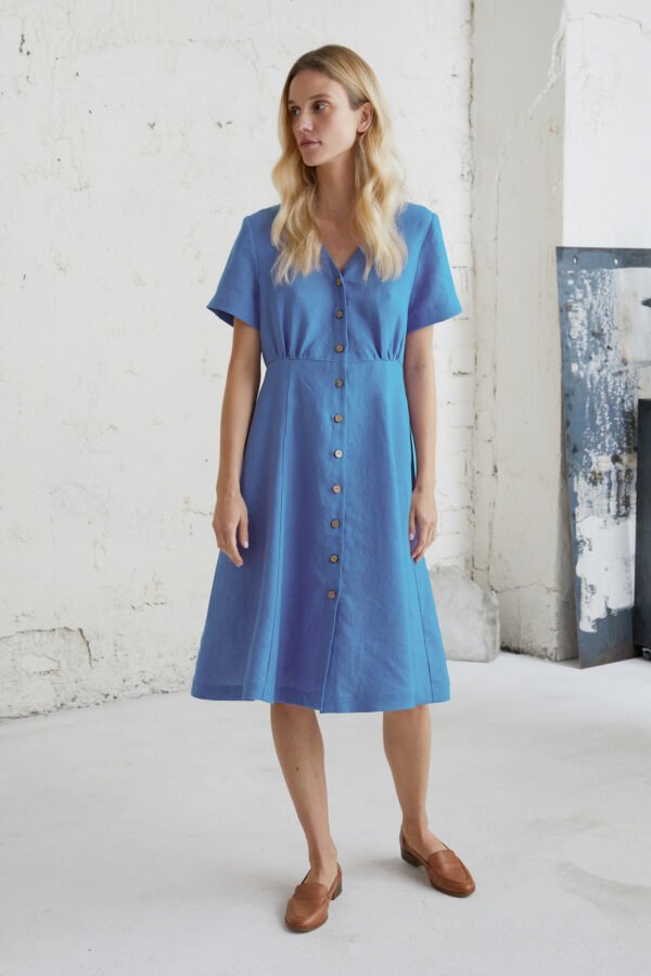 Melsva lininė šventinė suknelė trumpomis rankovėmis – subtili ir gaivi šventei