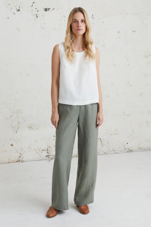 Lengva, natūrali palaidinė iš lino – laisvo kirpimo modelis, puikiai tinkantis derinti su įvairiomis kelnėmis šiltuoju metų laiku.