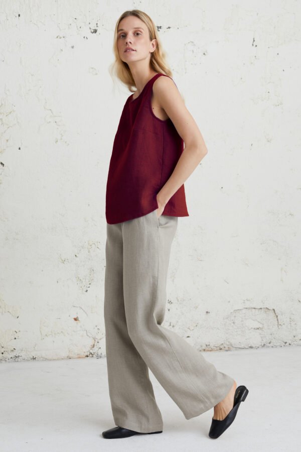 Vasariška moteriška lininė palaidinė, idealiai tinkanti derinti prie kelnių ar sijonų – lengva, kvėpuojanti ir subtiliai elegantiška.