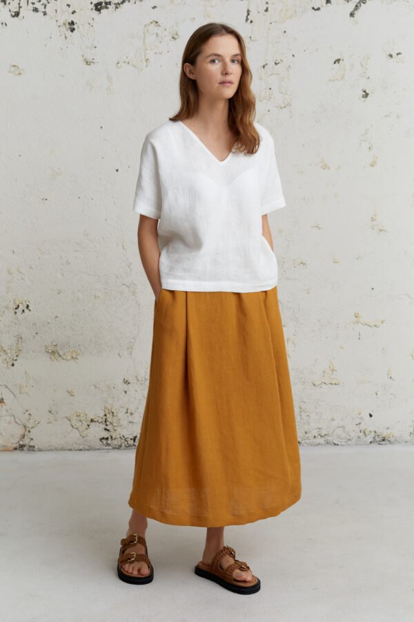 Moteriškas geltonos spalvos lino sijonas vasarai, patogus ir stilingas pasirinkimas.