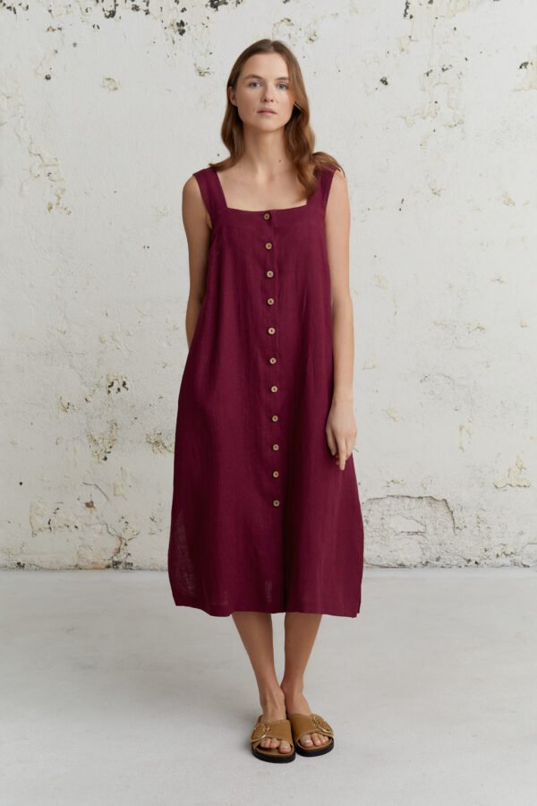 Vyšninės spalvos lininė suknelė be rankovių, midi ilgio, su sagomis ir guma nugaroje, puikiai tinkanti vasaros dienoms.