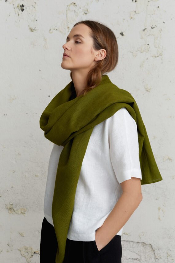 Žalia lininė skara – lietuviško dizaino, natūralus audinys ir ilgaamžė kokybė.