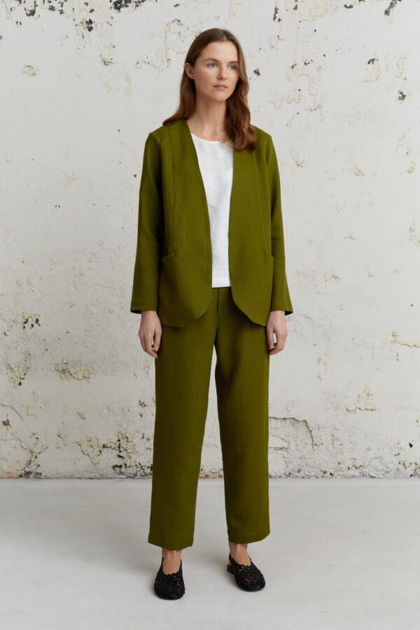 Žalios lininės kelnės derinamos su žalios spalvos švarku – monochrominis ir modernus stilius.
