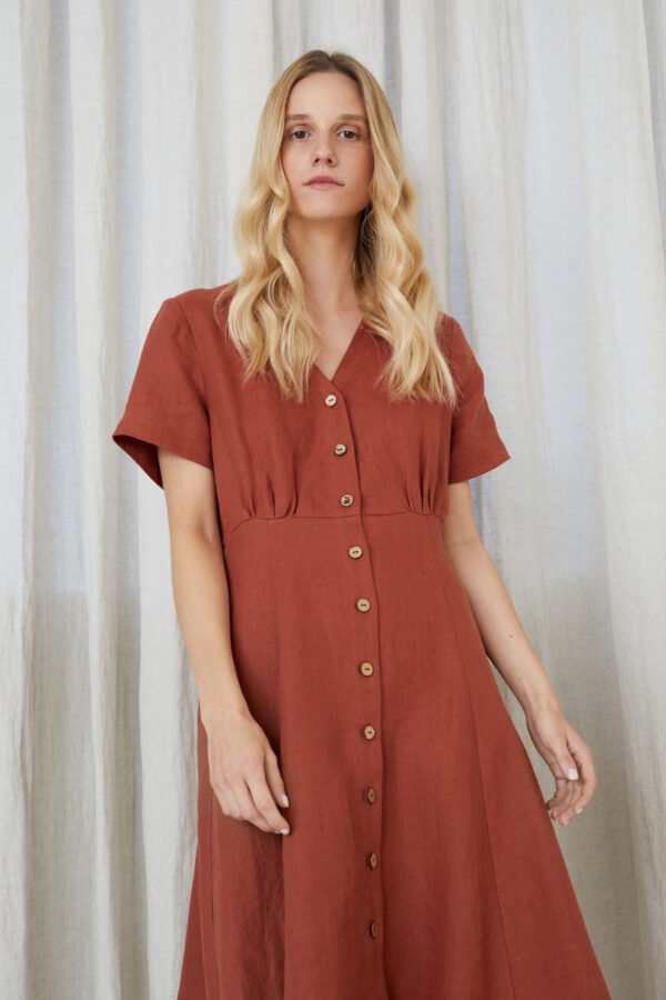 Proginė suknelė mamai su italijuotu siluetu – elegantiškai pabrėžianti liemenį ir išryškinanti figūrą