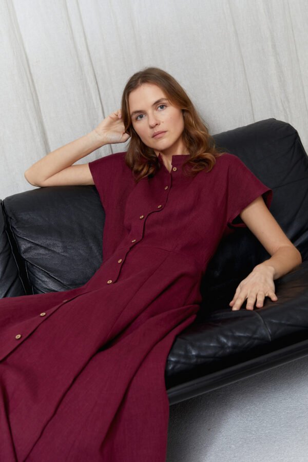 Kokybiška lininė suknelė lietuvių dizainerių „Adatyte“ – stilingas ir unikalus modelis, sukurtas su meile ir preciziškumu.