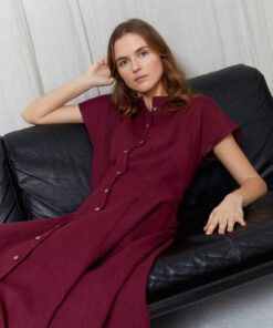 Kokybiška lininė suknelė lietuvių dizainerių „Adatyte“ – stilingas ir unikalus modelis, sukurtas su meile ir preciziškumu.