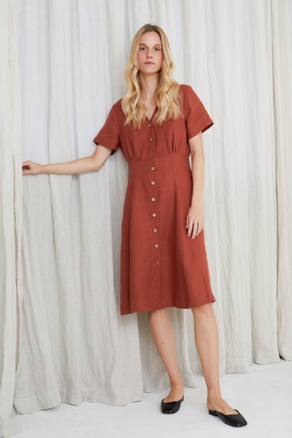 Raudona lininė suknelė vasaros šventėms – išskirtinis spalvos ir natūralumo derinys