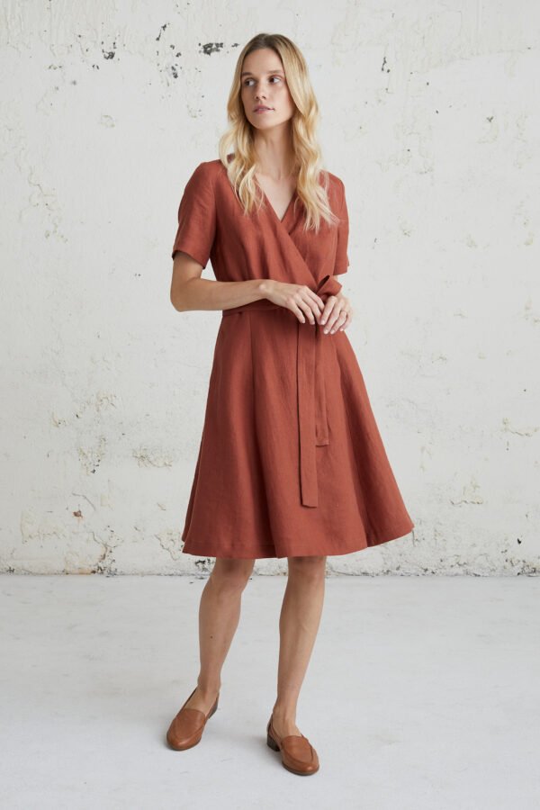Raudona moteriška lino suknia su diržu – elegantiškas įvaizdis kiekvienai dienai ar šventei.