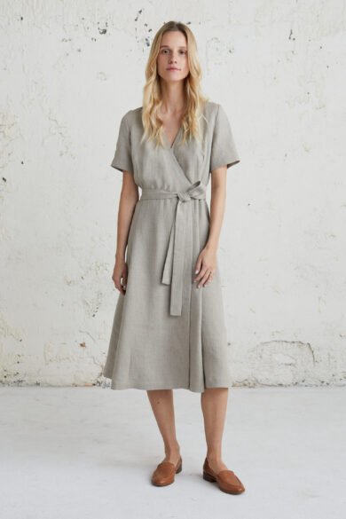 Išskirtinio dizaino lininė suknelė moterims – subtiliai puošni, tačiau išlaikanti natūralų paprastumą ir eleganciją.