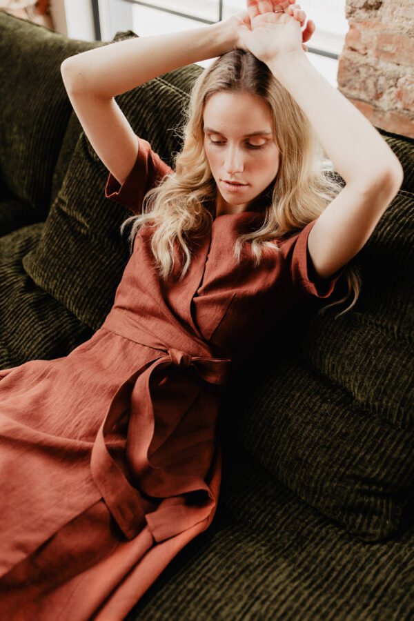 Rankų darbo moteriška lininė suknelė – natūralumo ir elegancijos derinys, sukurtas komfortui ir stiliui.