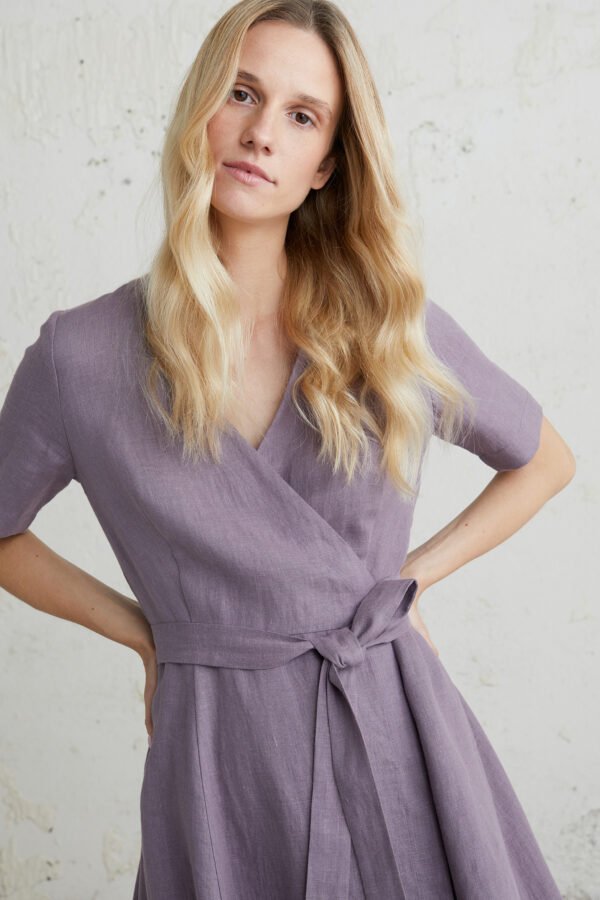 Lininė suknelė su trumpomis rankovėmis – lengva, kvėpuojanti ir idealiai tinkanti šiltiems orams.