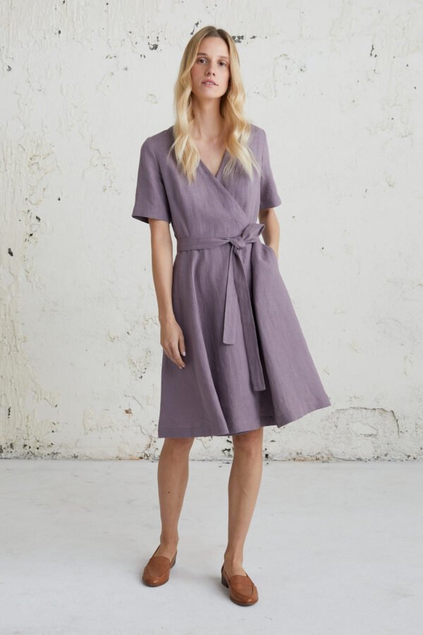 Puošni lininė suknelė su kišenėmis – elegantiškas pasirinkimas ypatingai progai ar jaukiam vakarui.