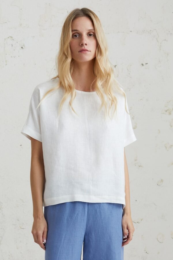 Minimalistinė ir elegantiška trumpa balta lininė palaidinė kasdieniam įvaizdžiui.