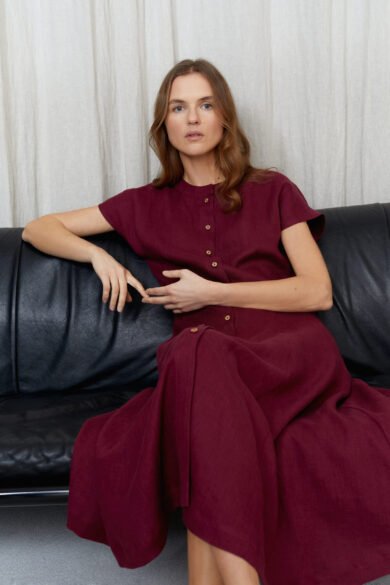 Vasaros šventėms moteriška lino suknelė – lengvas ir elegantiškas pasirinkimas šiltoms progoms.