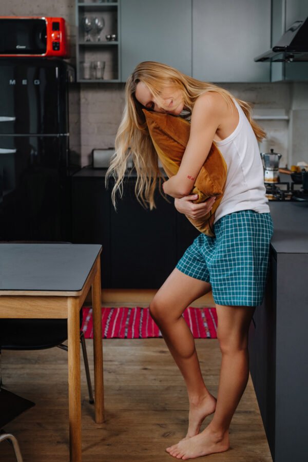 Lininiai žali languoti šortai