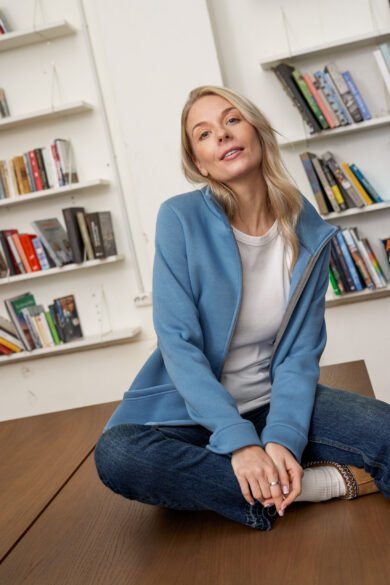 Moteriskas Dzemperis Vaiva Melynas Kaklu Kisenemis