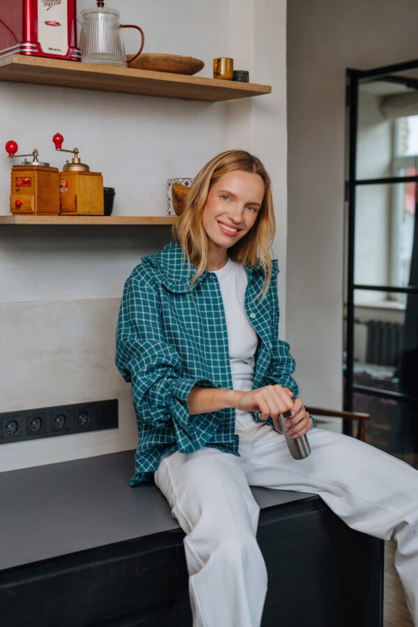 Žali languoti lininiai marškiniai