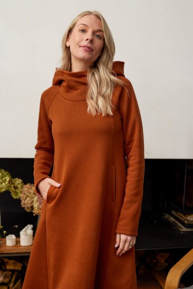 Suknele Varpelis Cinamono Nugara Su Kapisonu