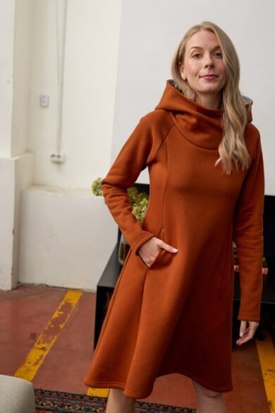 Suknele Varpelis Cinamono Sone Su Kisenemis