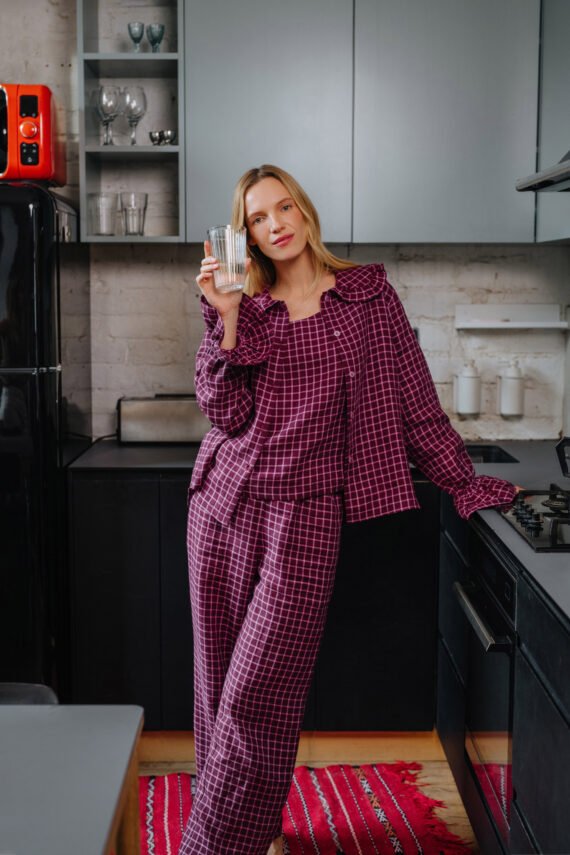 Adatyte Languota Pizama Vysnine Moteris Virtuvėje Stikline Vandens